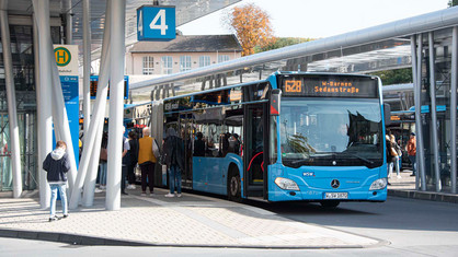 WSW Bus auf dem Busbahnhof mit Ein- und Aussteigenden Fahrgästen