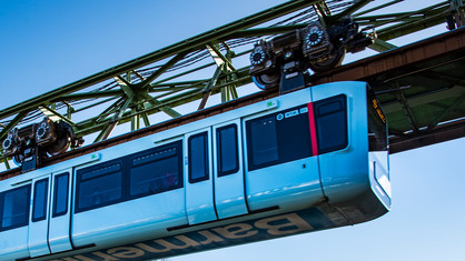 Himmelblaue Schwebebahn während der Fahrt