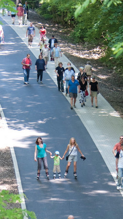 Eine Aufnahme diverser Spaziergänger auf der Nordbahntrasse