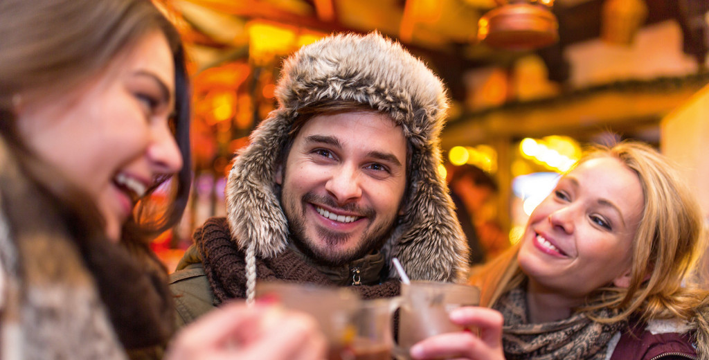 Ein Mann und zwei Frauen trinken heiße Schokolade