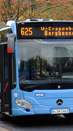 Bus wartet auf Anschlussfahrzeug